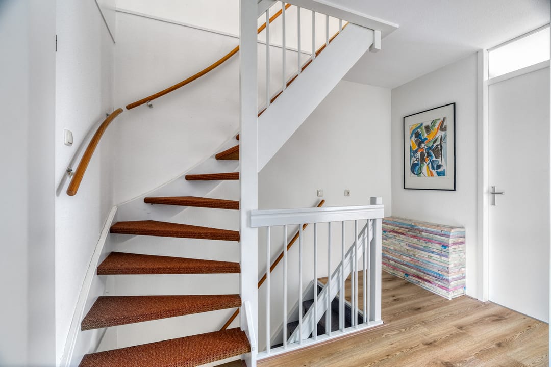 Spacious and Sustainable Semi-Detached Family Home with Five Bedrooms, Garden Room, and Excellent Energy Rating — 23