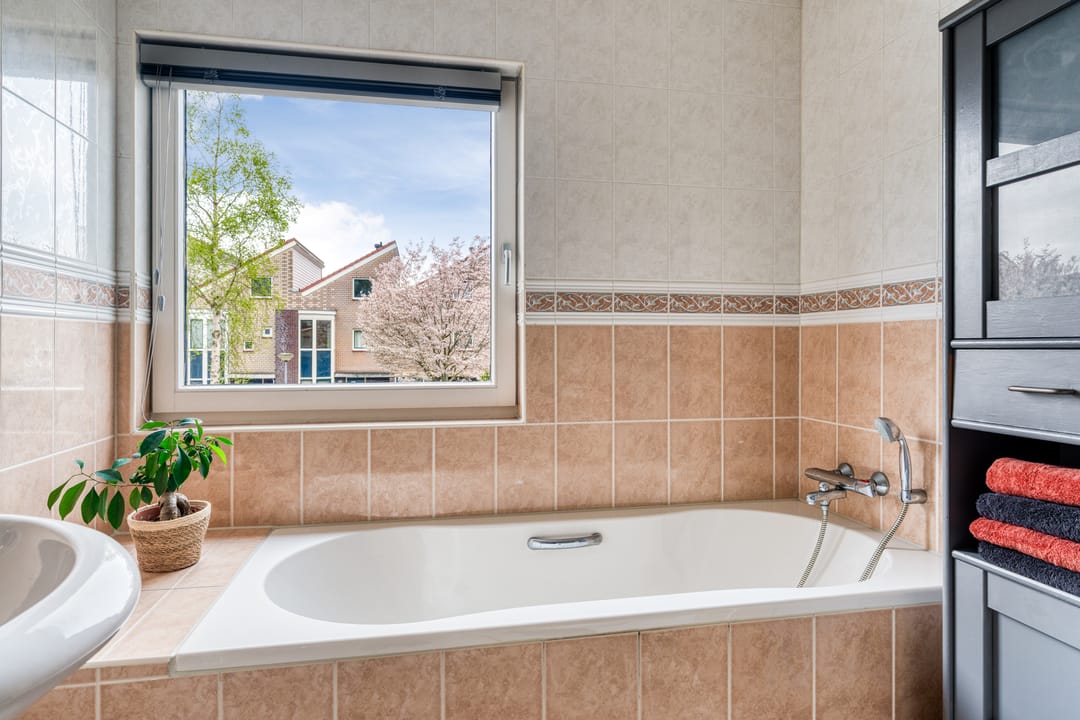 Spacious and Sustainable Semi-Detached Family Home with Five Bedrooms, Garden Room, and Excellent Energy Rating — 28