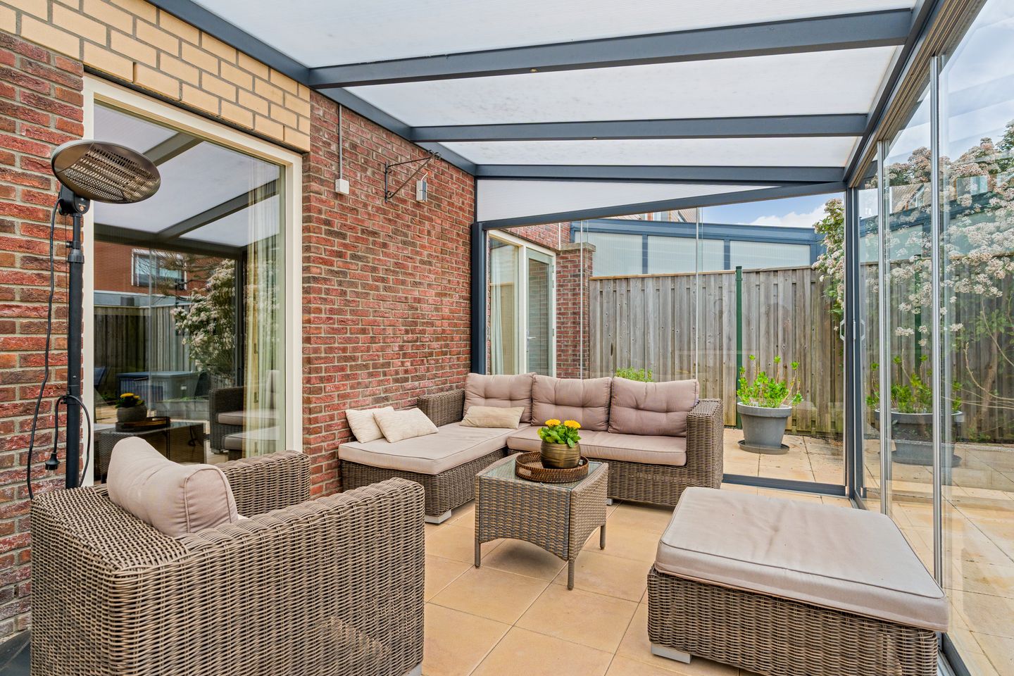 Spacious and Sustainable Semi-Detached Family Home with Five Bedrooms, Garden Room, and Excellent Energy Rating — 44