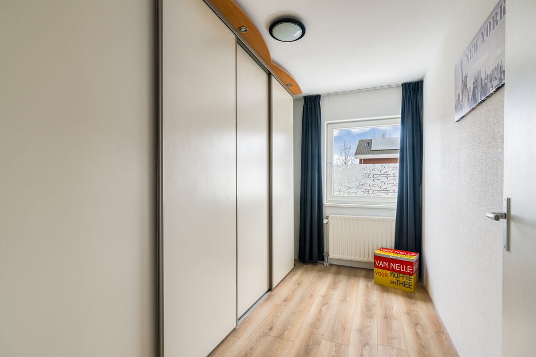 Spacious and Sustainable Semi-Detached Family Home with Five Bedrooms, Garden Room, and Excellent Energy Rating — 32
