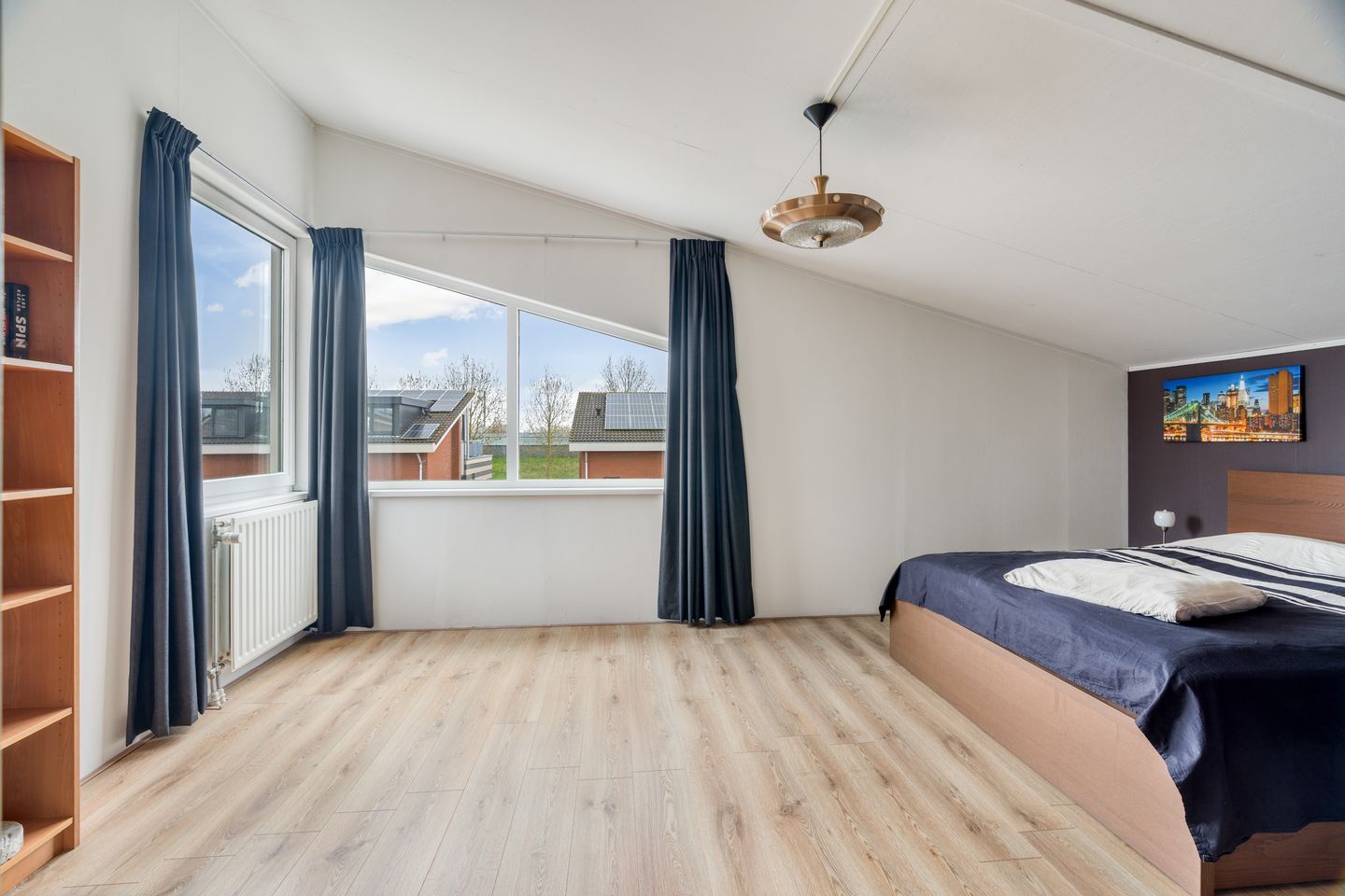 Spacious and Sustainable Semi-Detached Family Home with Five Bedrooms, Garden Room, and Excellent Energy Rating — 35
