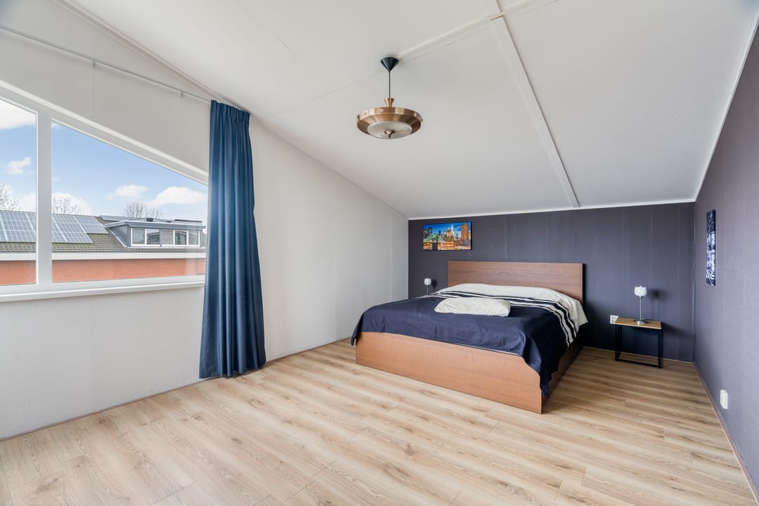 Spacious and Sustainable Semi-Detached Family Home with Five Bedrooms, Garden Room, and Excellent Energy Rating — 37