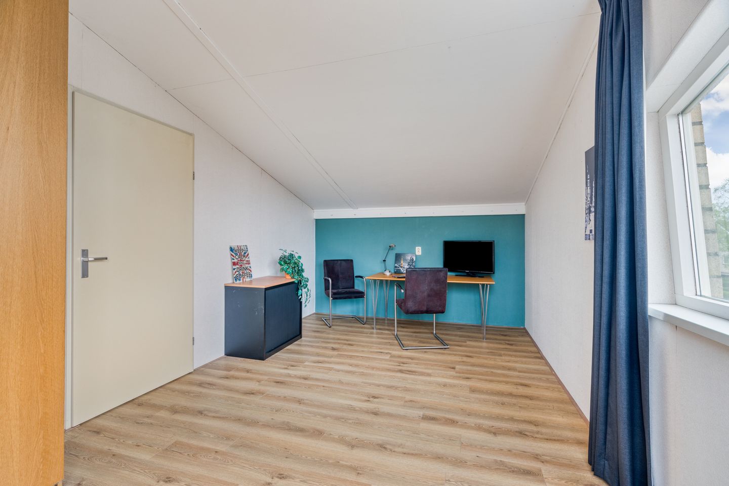 Spacious and Sustainable Semi-Detached Family Home with Five Bedrooms, Garden Room, and Excellent Energy Rating — 40