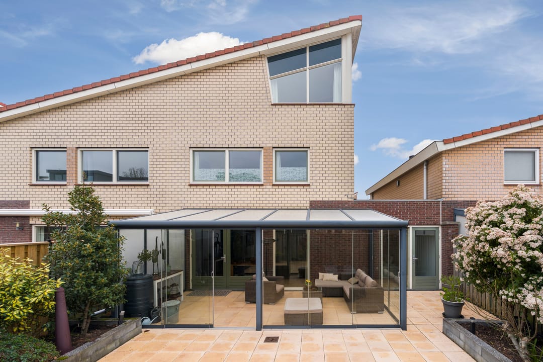 Spacious and Sustainable Semi-Detached Family Home with Five Bedrooms, Garden Room, and Excellent Energy Rating — 46