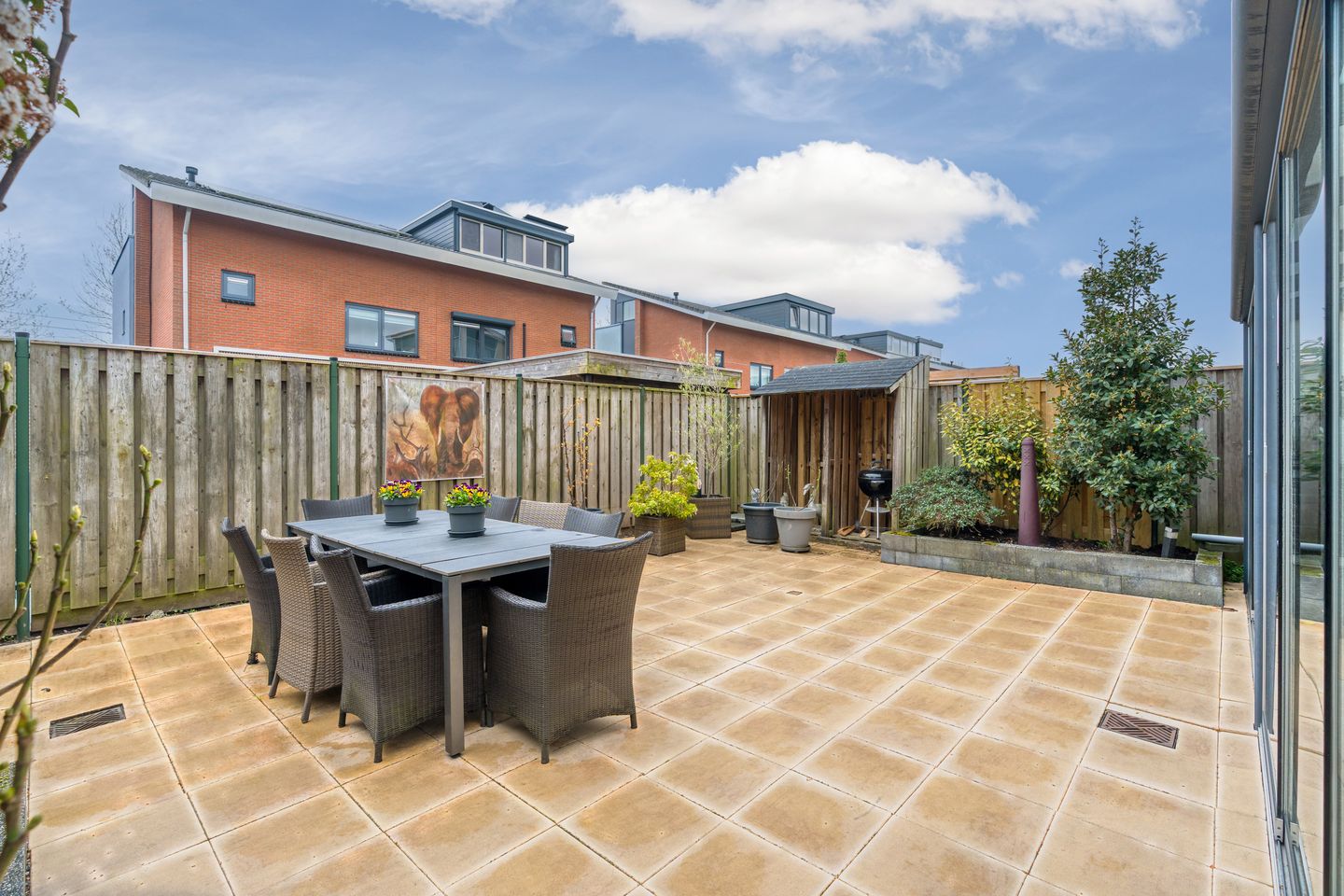 Spacious and Sustainable Semi-Detached Family Home with Five Bedrooms, Garden Room, and Excellent Energy Rating — 49