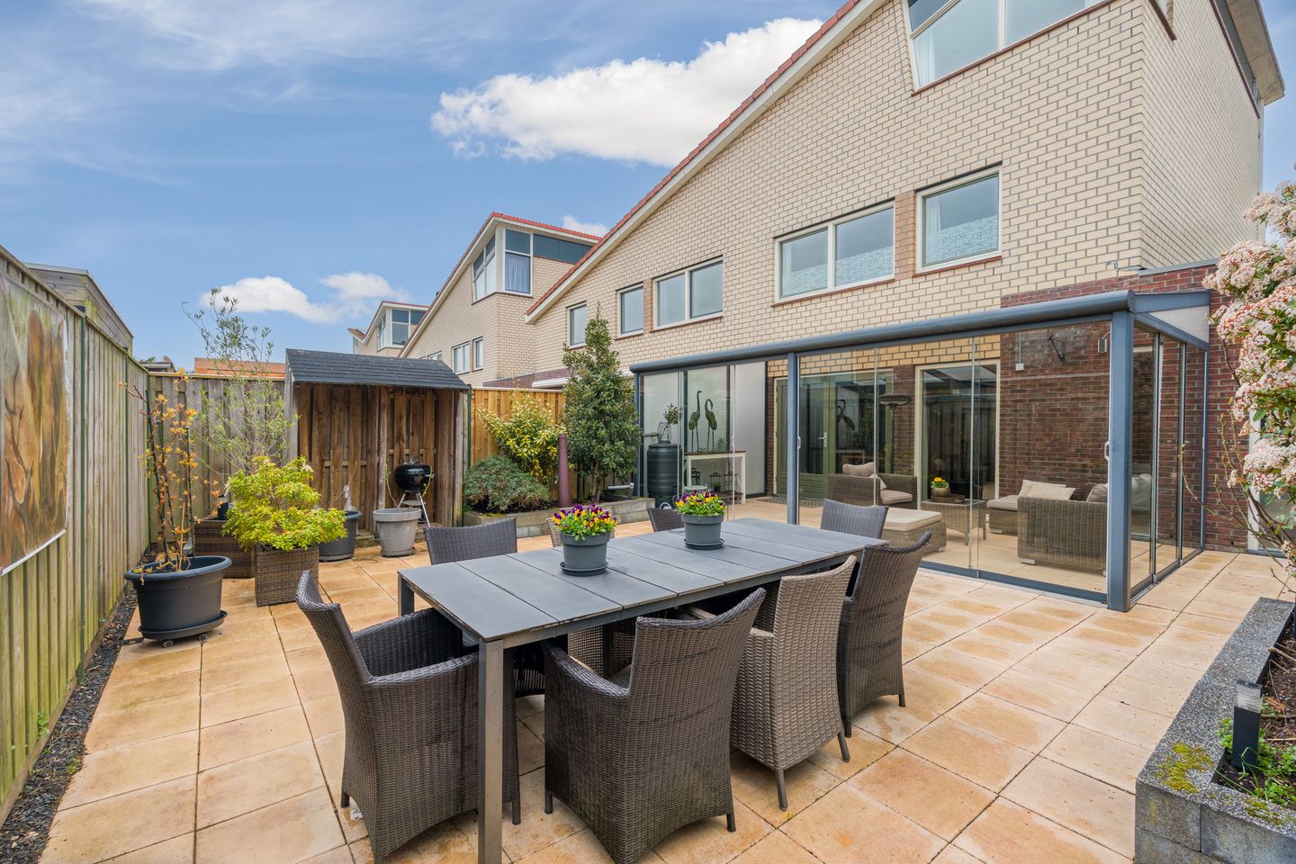 Spacious and Sustainable Semi-Detached Family Home with Five Bedrooms, Garden Room, and Excellent Energy Rating — 50