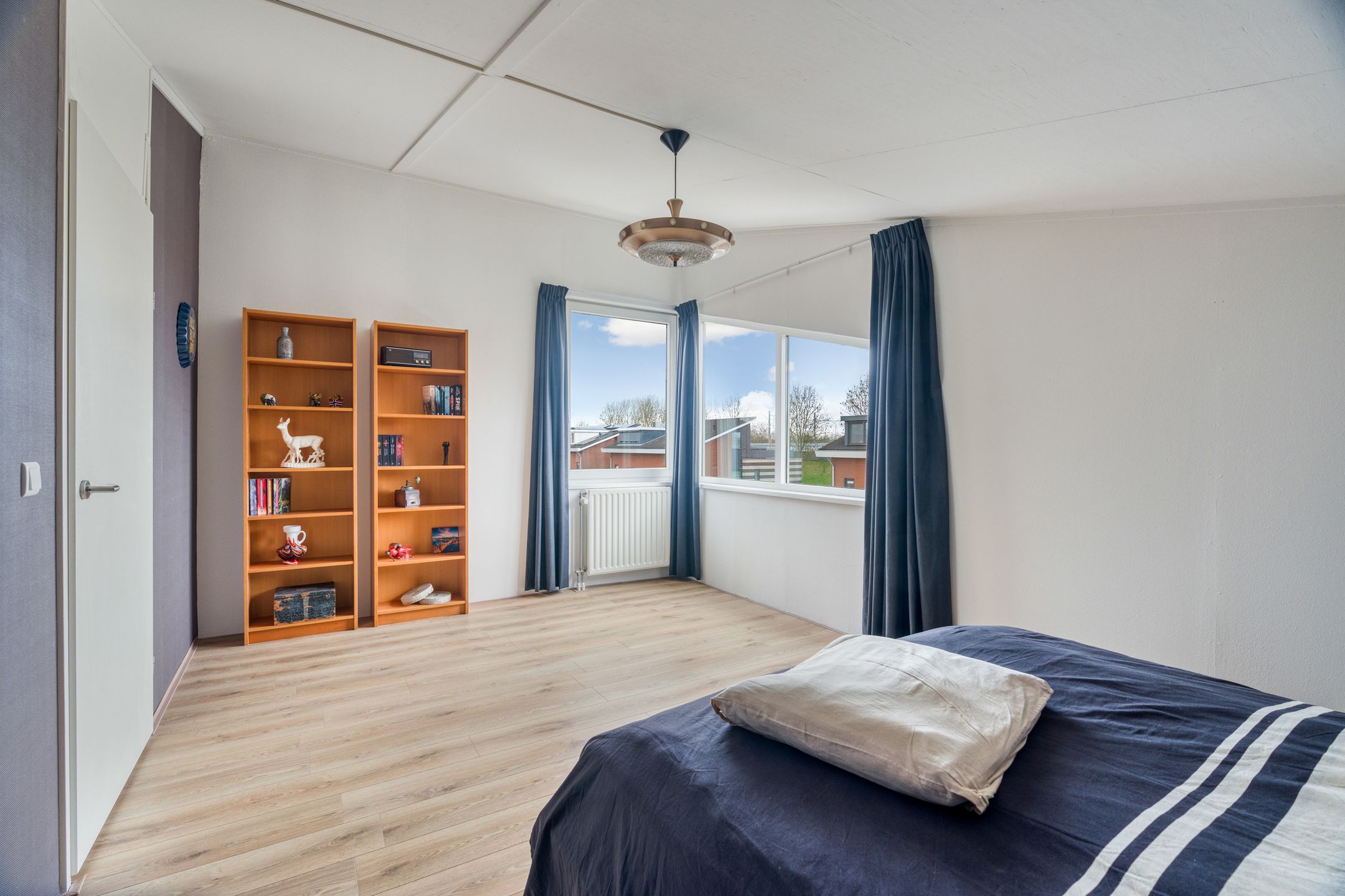 Spacious and Sustainable Semi-Detached Family Home with Five Bedrooms, Garden Room, and Excellent Energy Rating — 36