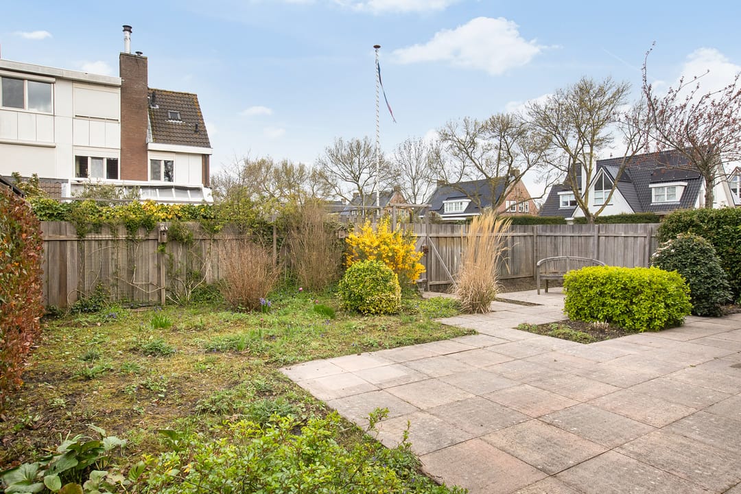 Spacious semi-detached family home with double garage in child-friendly Welgelegen district — 32