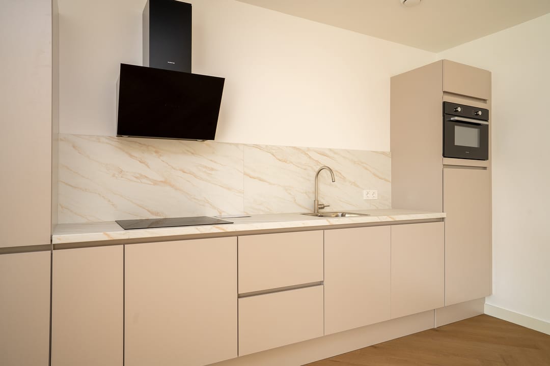 Spacious and Modernly Finished Ground Floor Apartment with Garden — 11