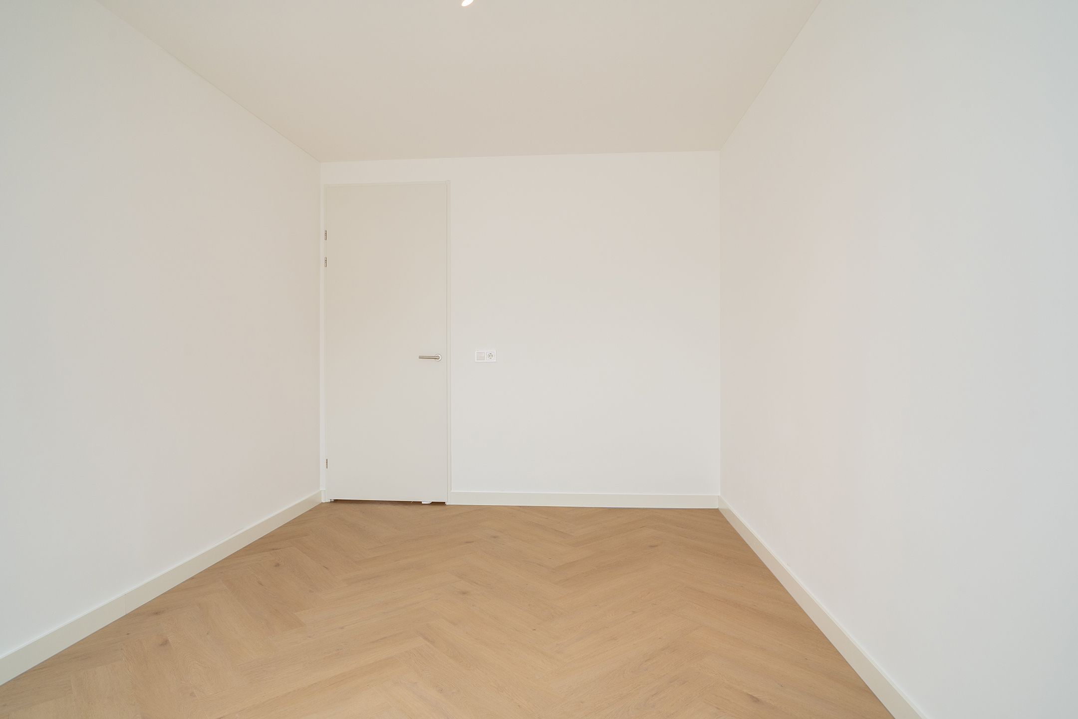 Spacious and Modernly Finished Ground Floor Apartment with Garden — 15