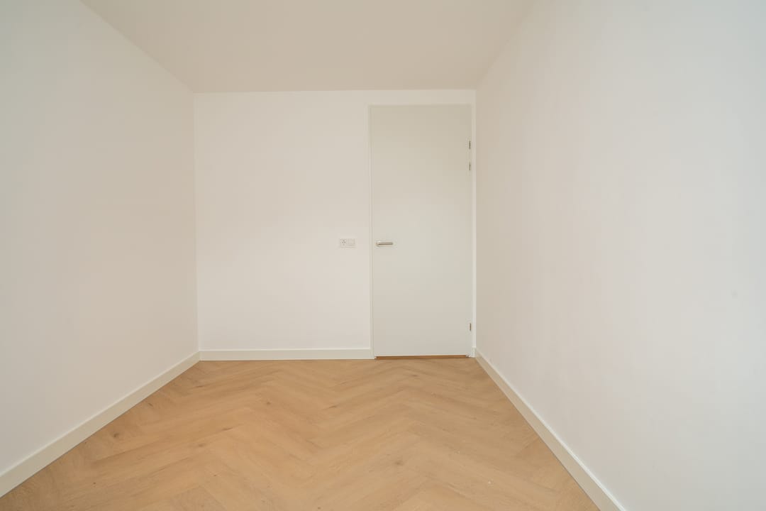 Spacious and Modernly Finished Ground Floor Apartment with Garden — 17