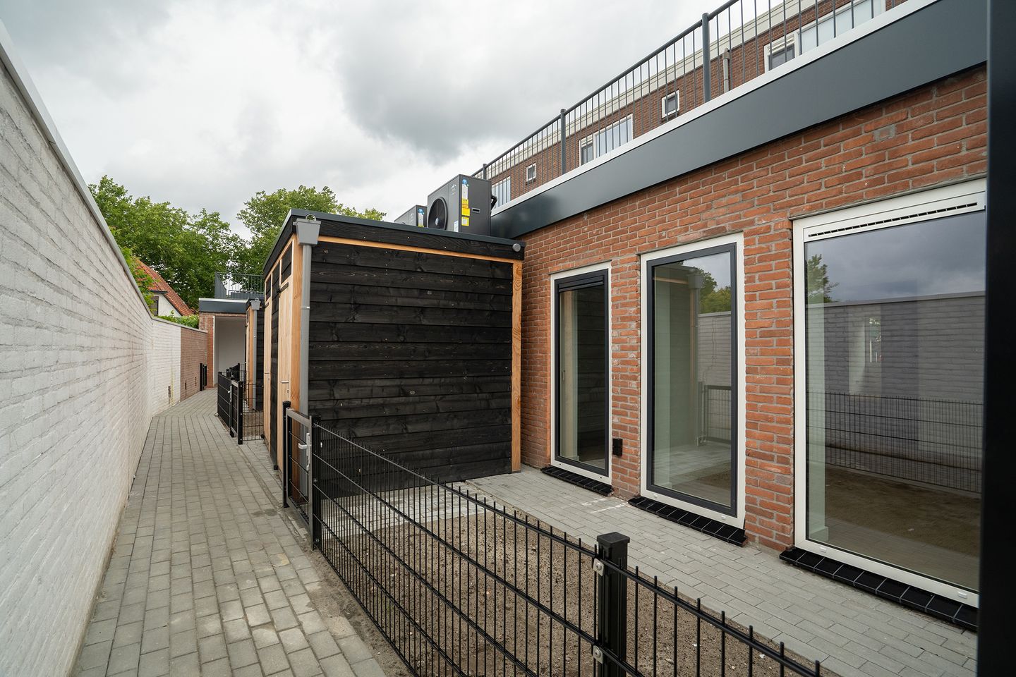 Spacious and Modernly Finished Ground Floor Apartment with Garden — 20