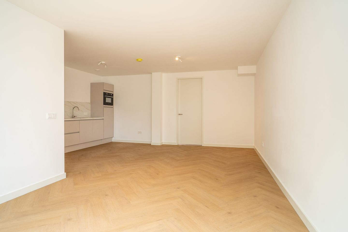 Spacious and Modernly Finished Ground Floor Apartment with Garden — 10
