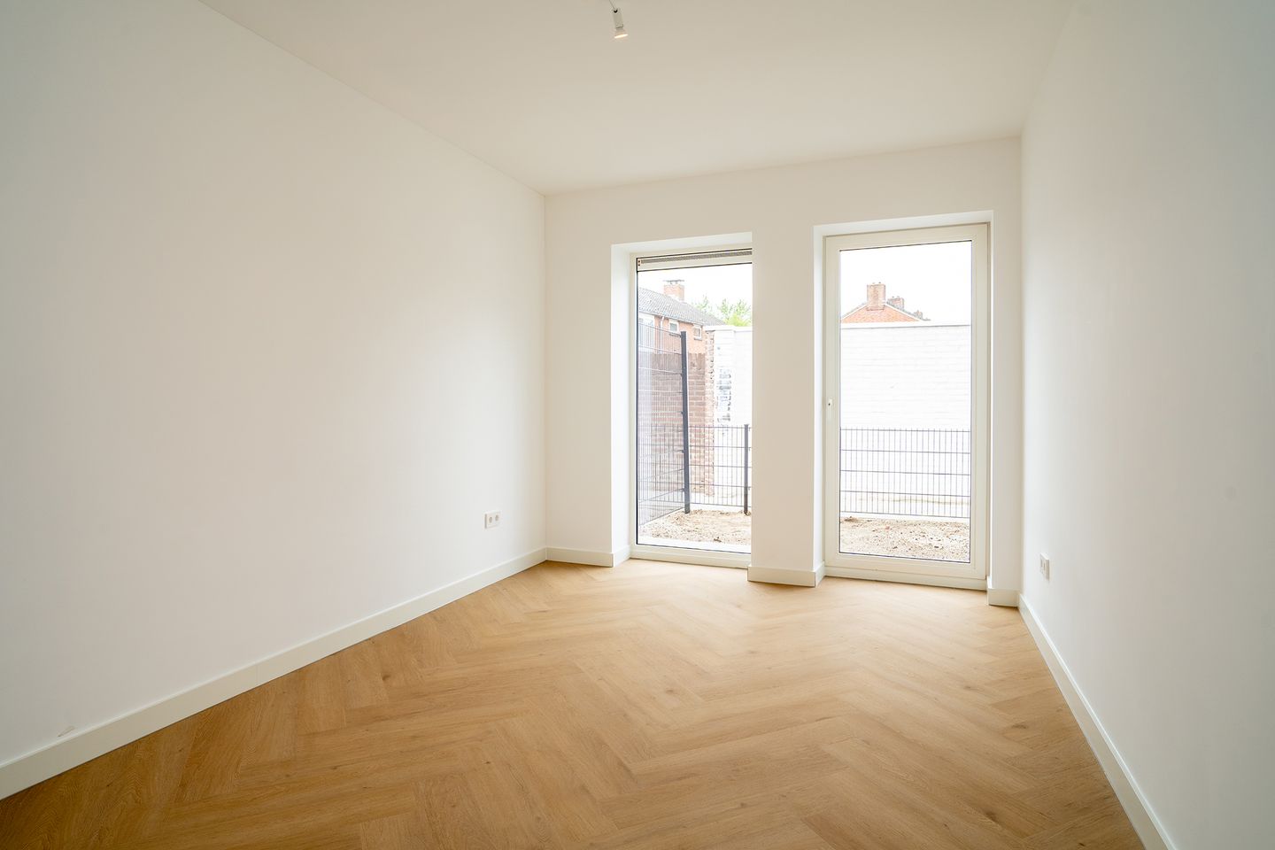 Spacious and Modernly Finished Ground Floor Apartment with Garden — 14