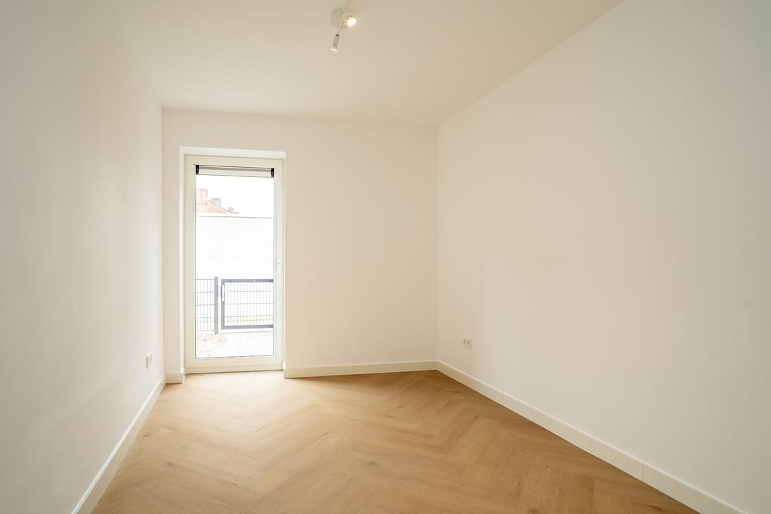 Spacious and Modernly Finished Ground Floor Apartment with Garden — 16