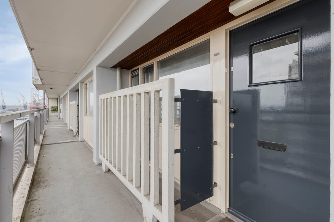 Spacious 3-room apartment with sunny southwest balcony on the 7th floor — 16