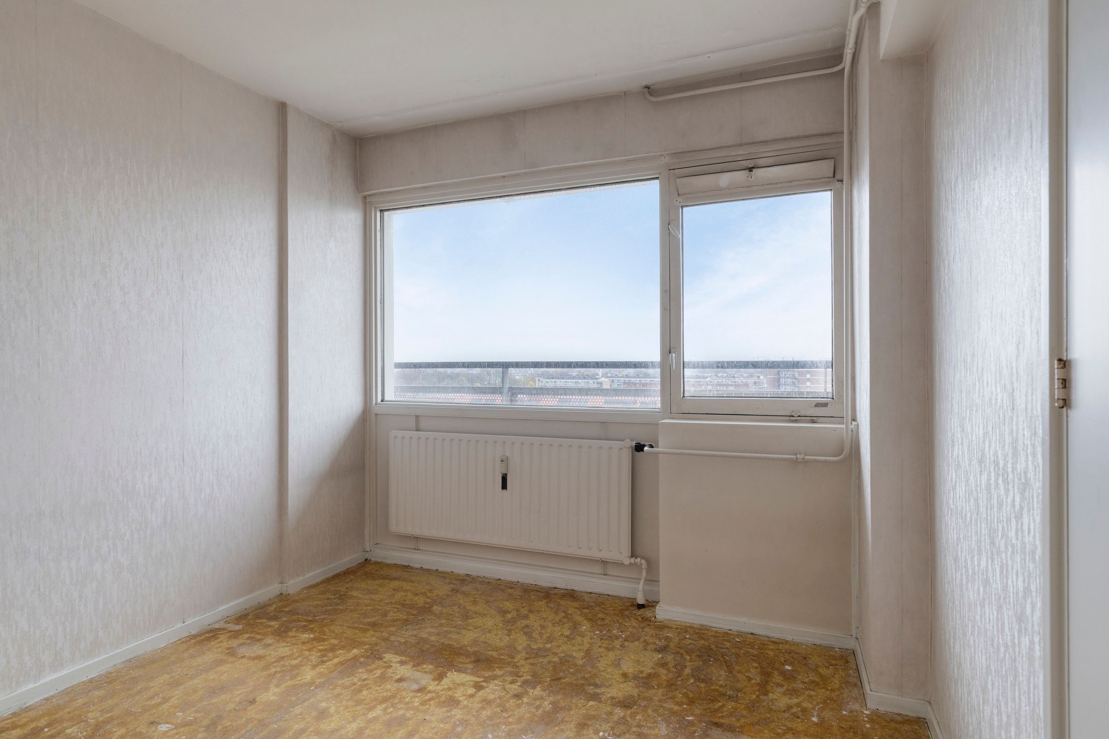 Spacious 3-room apartment with sunny southwest balcony on the 7th floor — 12