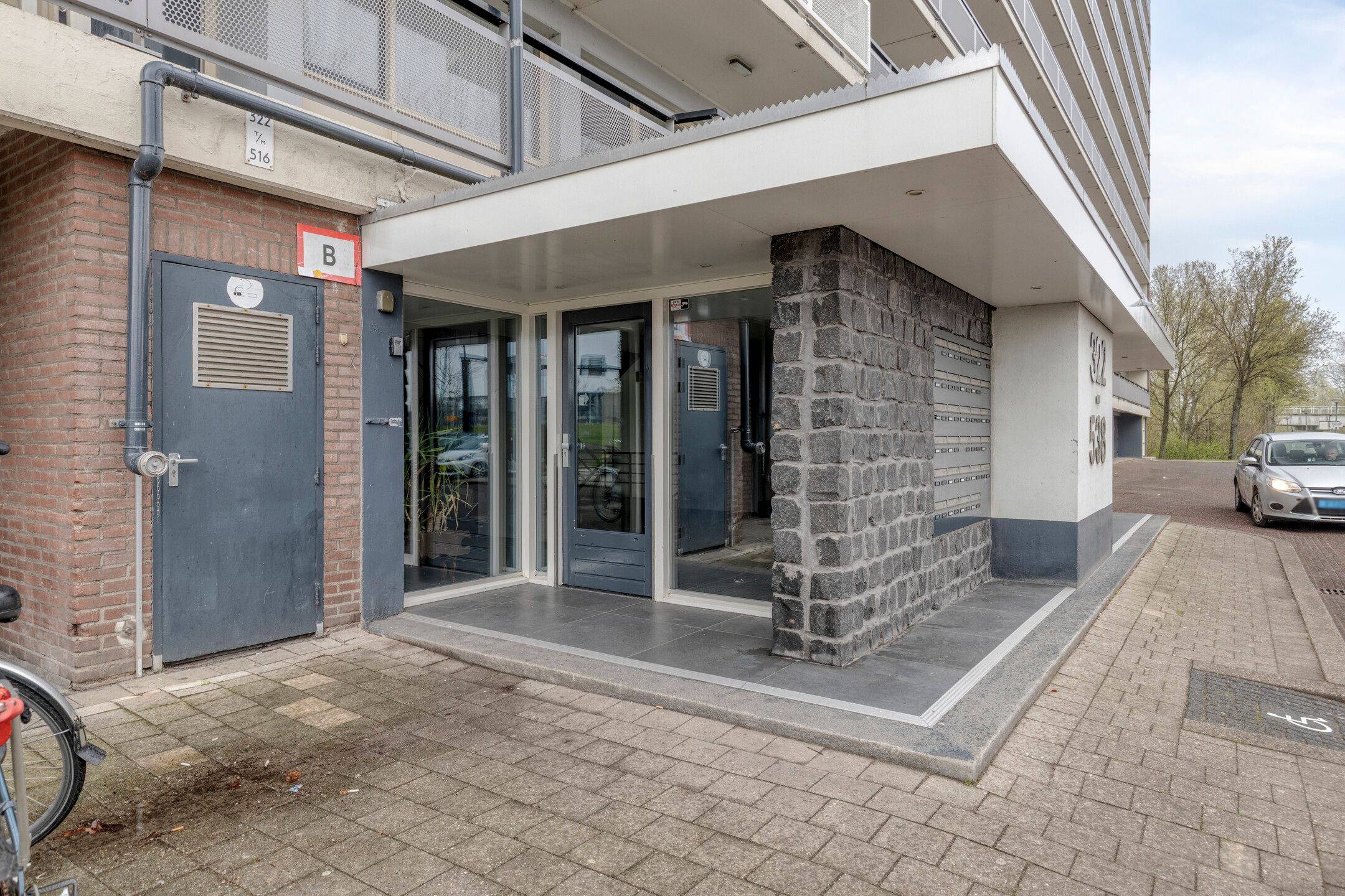 Spacious 3-room apartment with sunny southwest balcony on the 7th floor — 18