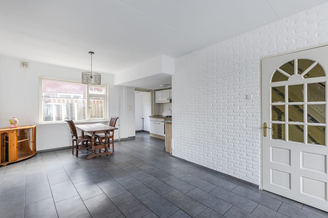 Spacious corner home with new foundation and five bedrooms in Rosmolenbuurt — 11