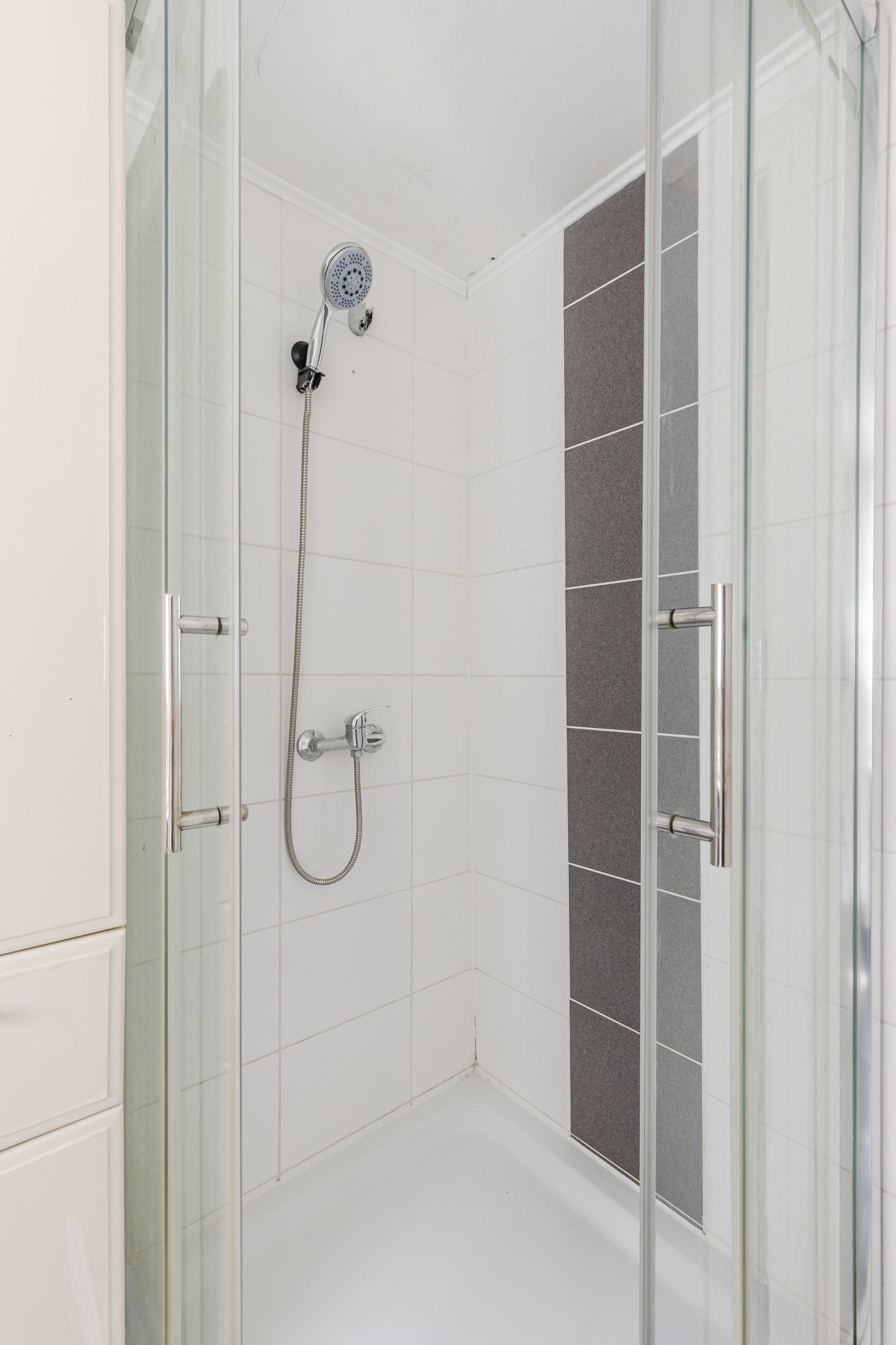 Spacious corner home with new foundation and five bedrooms in Rosmolenbuurt — 24
