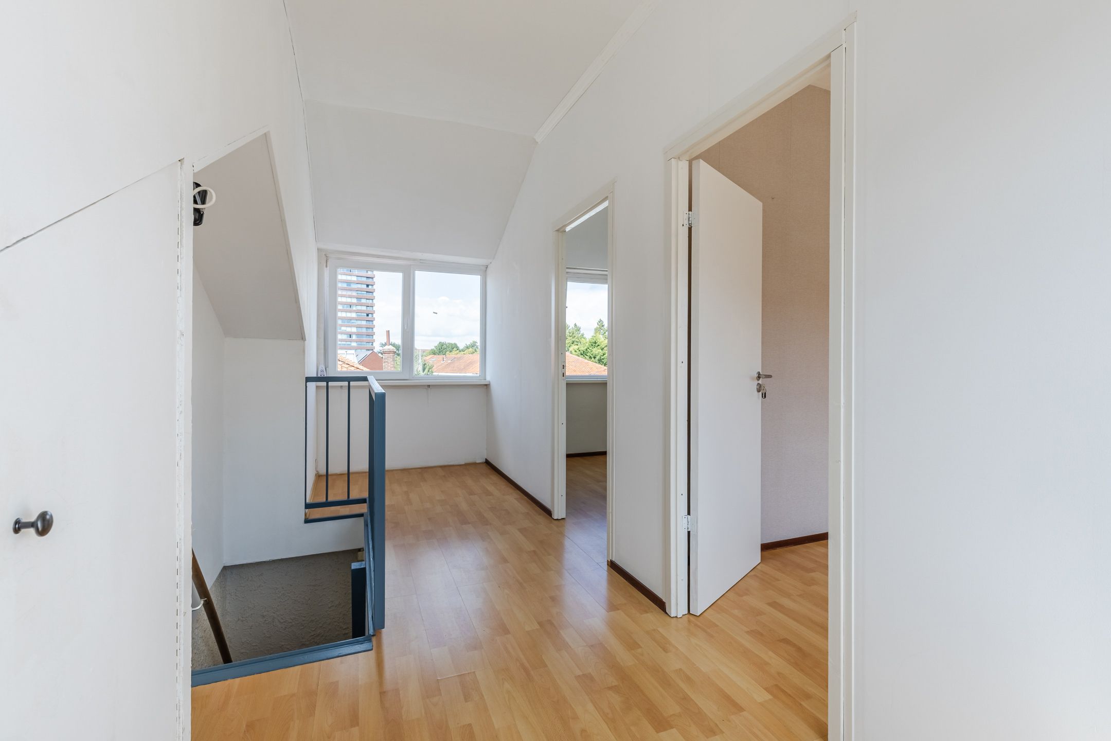 Spacious corner home with new foundation and five bedrooms in Rosmolenbuurt — 30
