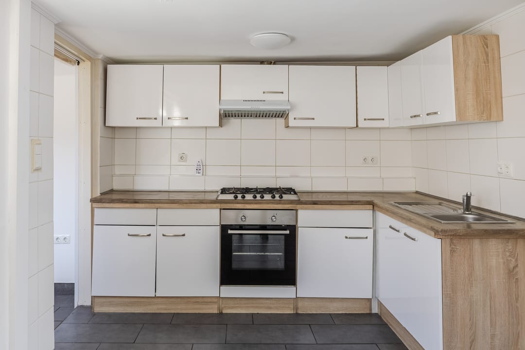 Spacious corner home with new foundation and five bedrooms in Rosmolenbuurt — 13