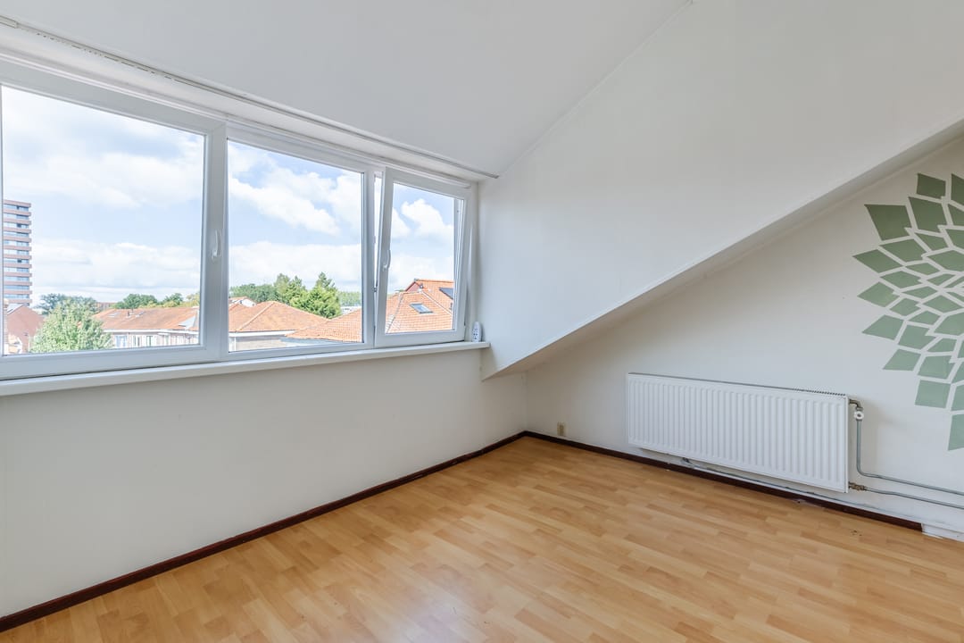 Spacious corner home with new foundation and five bedrooms in Rosmolenbuurt — 28