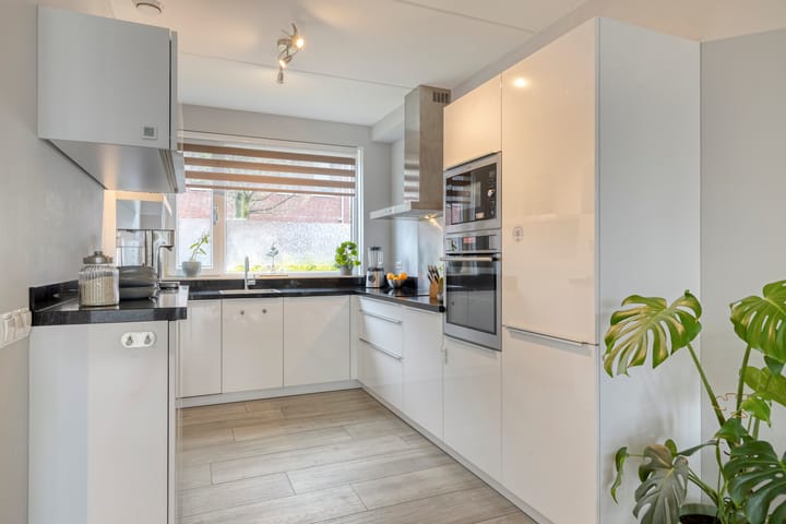 Photo 3 of van Kinsbergenstraat 10