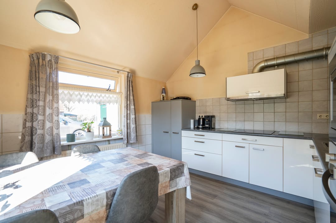 Characteristic semi-detached home with spacious garden and open dike views — 16