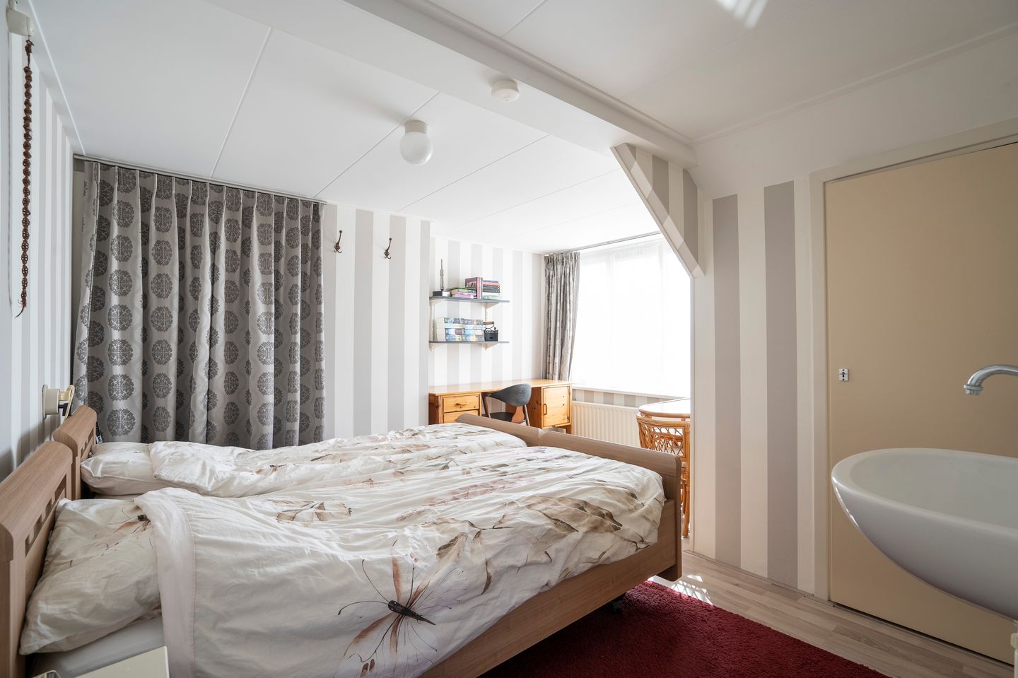 Characteristic semi-detached home with spacious garden and open dike views — 20