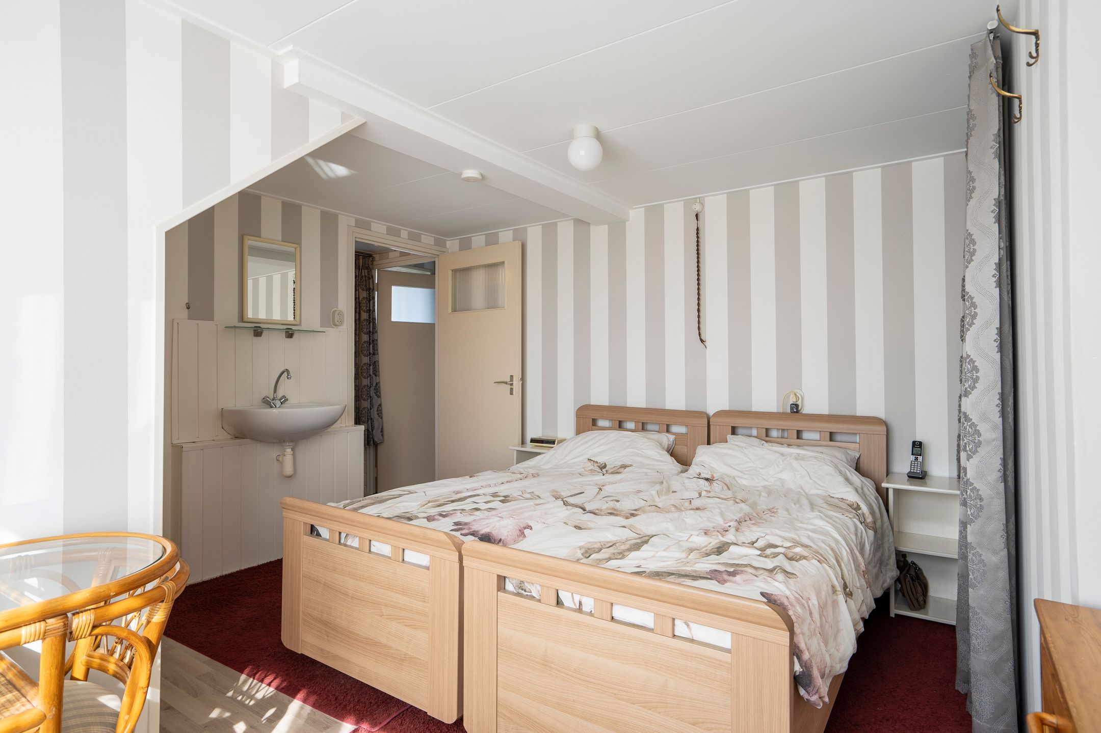 Characteristic semi-detached home with spacious garden and open dike views — 21