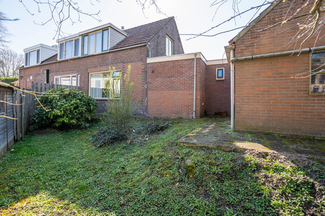 Characteristic semi-detached home with spacious garden and open dike views — 31