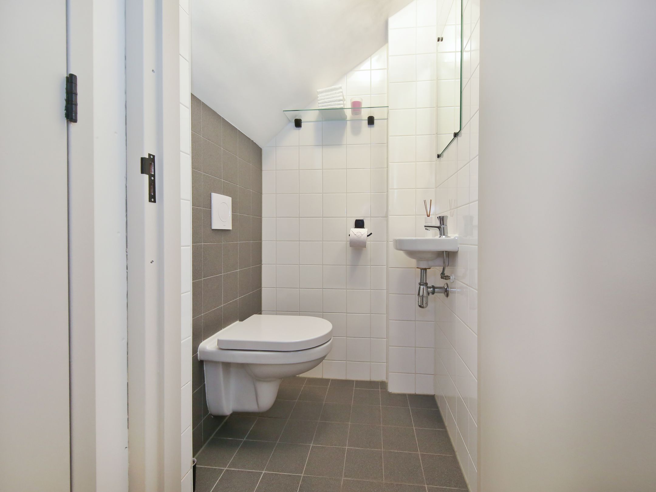 Move-in ready ground floor apartment with garden and church view in Haarlem center — 30