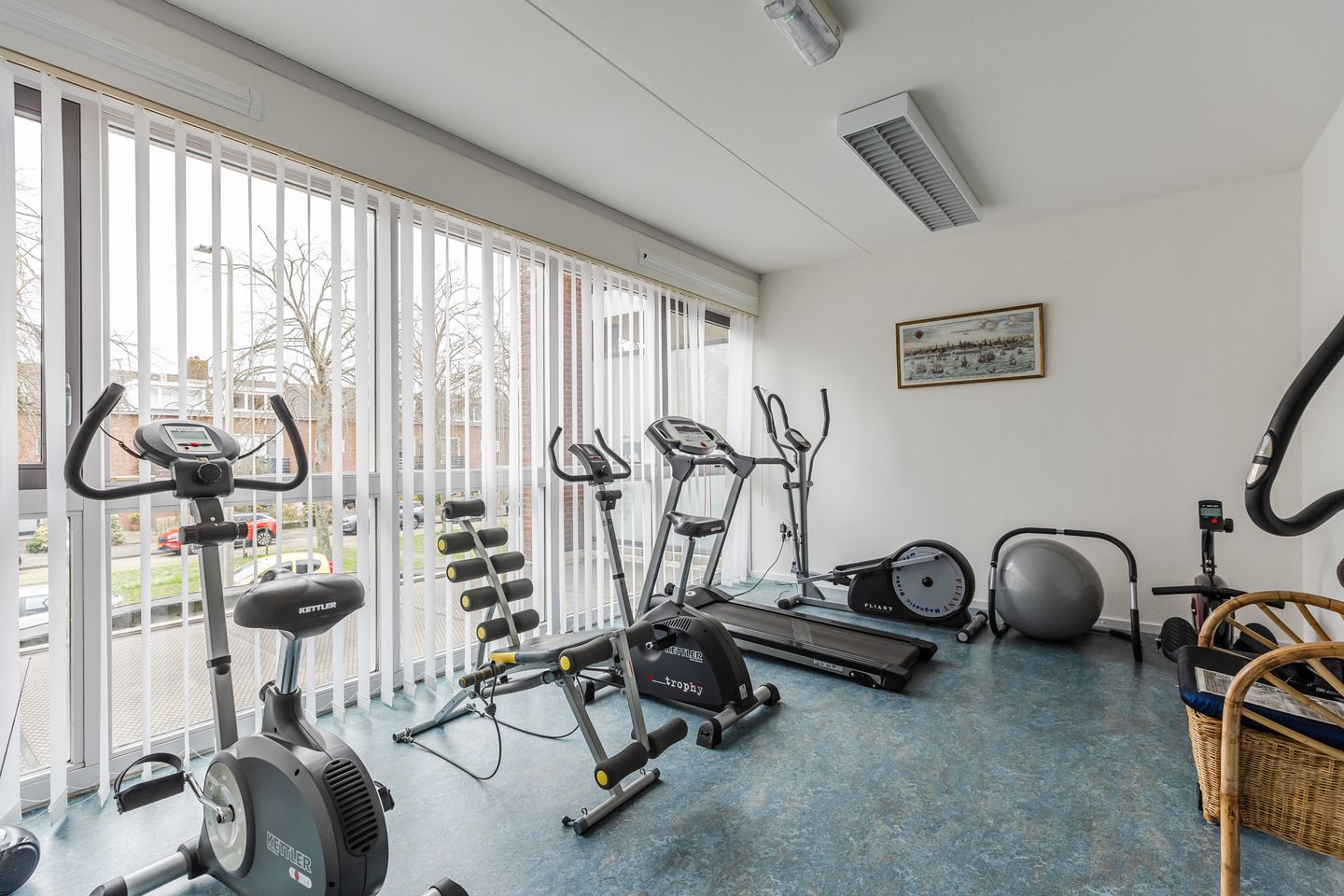 Sunny levensloopbestendig apartment with balcony in senior-friendly complex — 24