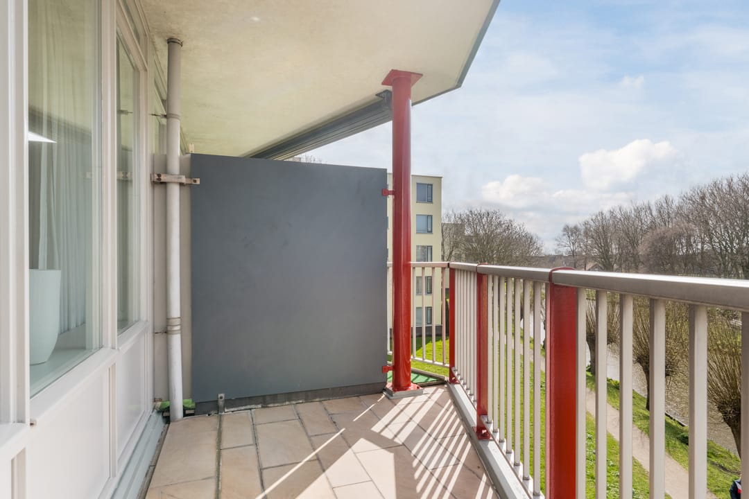 Bright apartment with park views and two balconies in Naaldwijk — 16