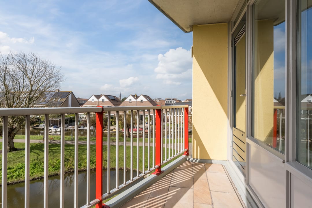 Bright apartment with park views and two balconies in Naaldwijk — 17