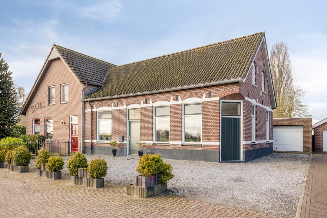 Half vrijstaande woning met garage en weids uitzicht in Oploo