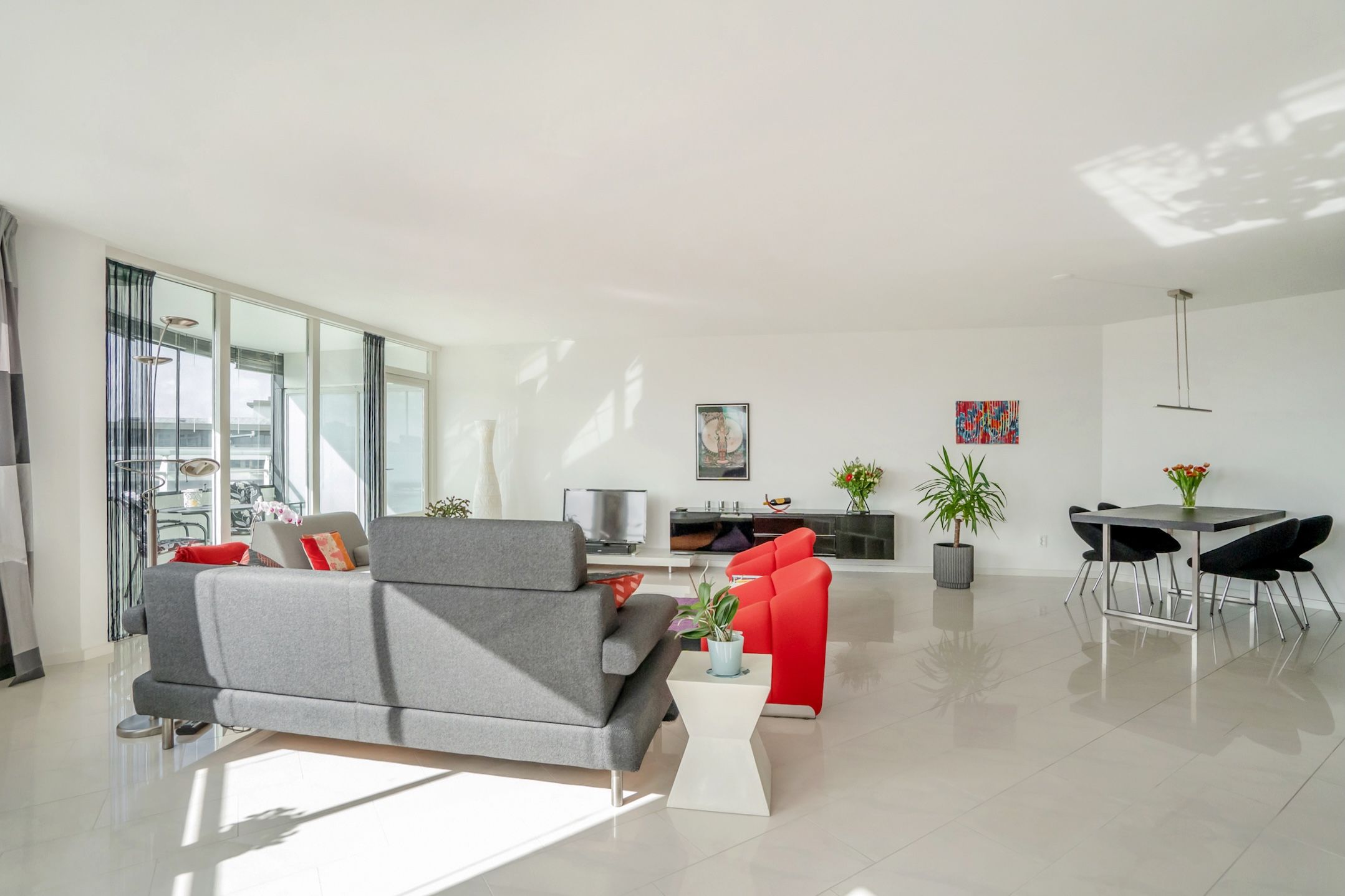 Luxurious and spacious corner apartment with panoramic views and south-facing loggia — 12
