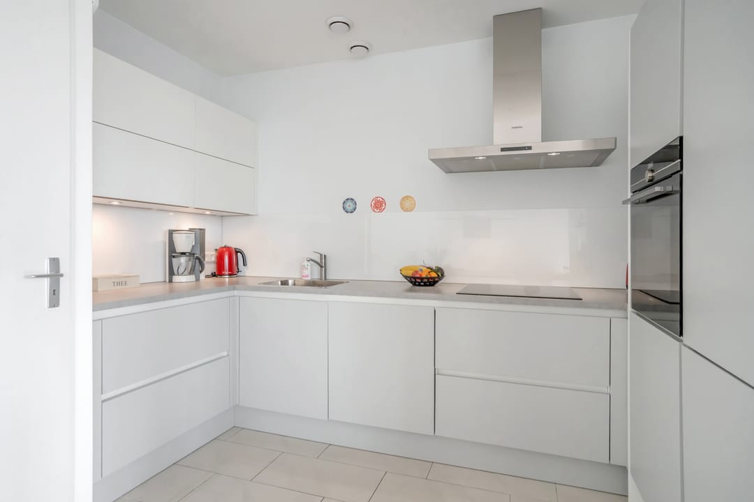 Luxurious and spacious corner apartment with panoramic views and south-facing loggia — 17