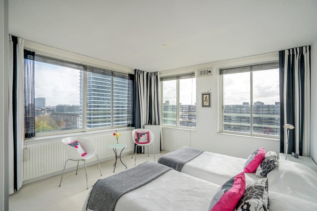 Luxurious and spacious corner apartment with panoramic views and south-facing loggia — 26