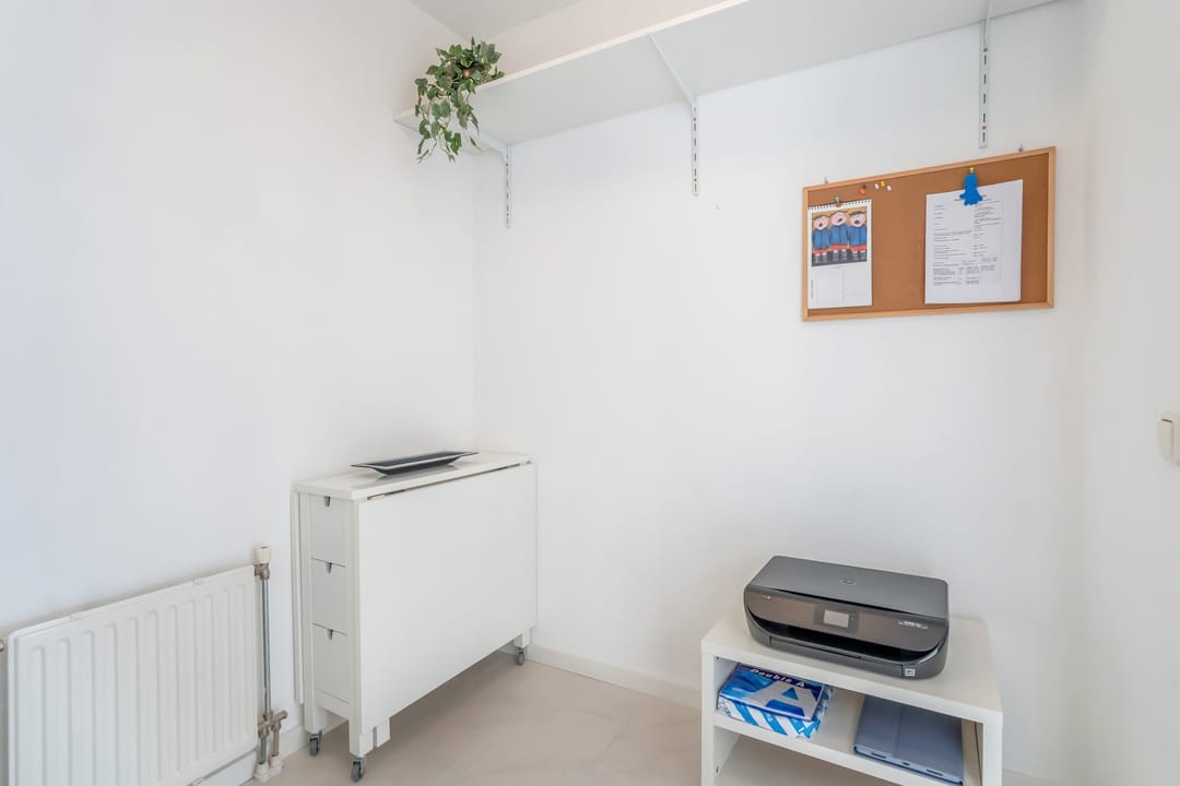 Luxurious and spacious corner apartment with panoramic views and south-facing loggia — 28