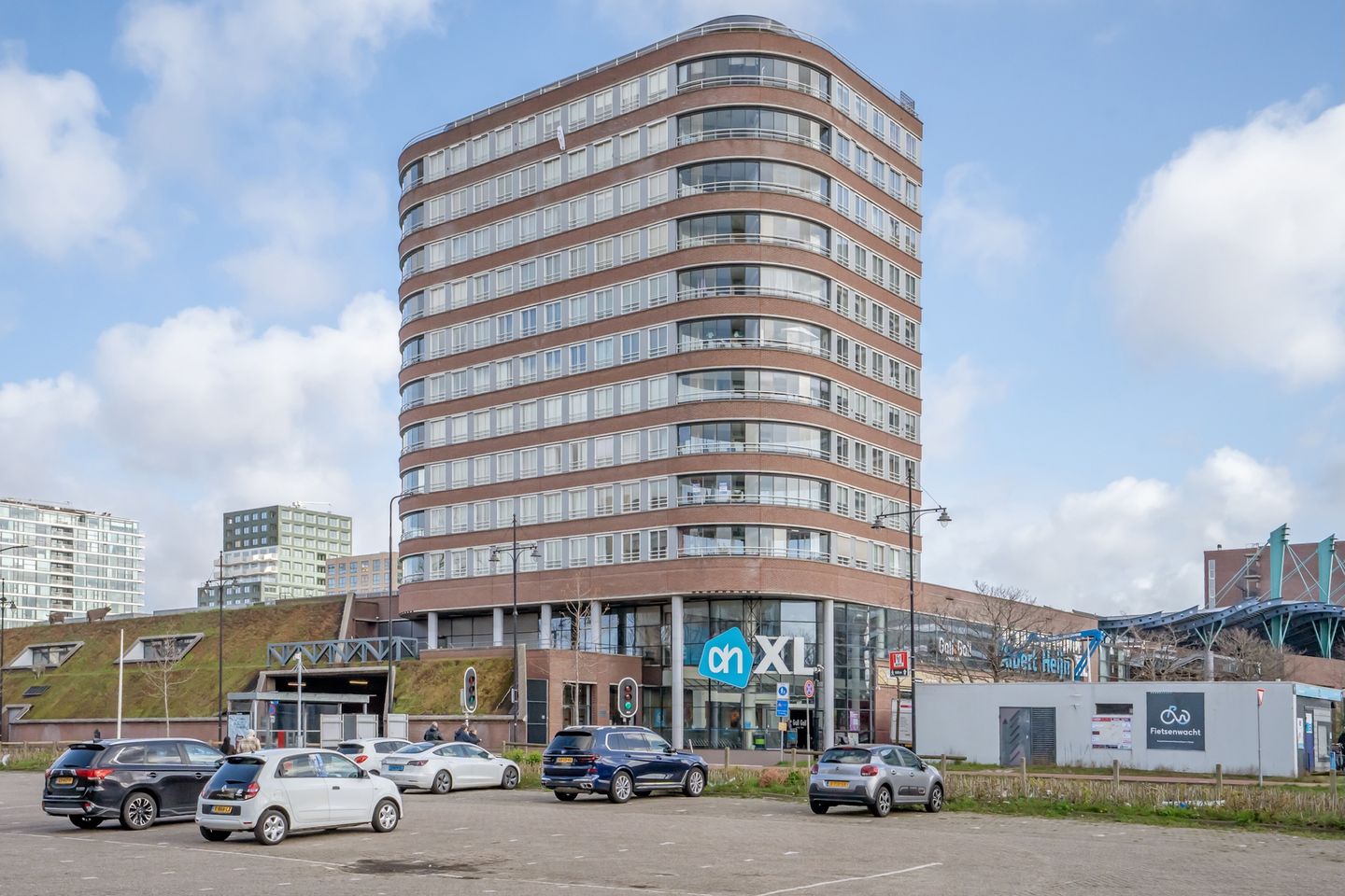 Luxurious and spacious corner apartment with panoramic views and south-facing loggia — 29