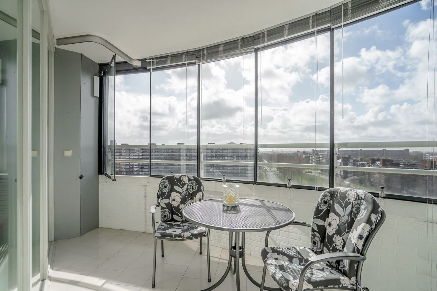 Luxurious and spacious corner apartment with panoramic views and south-facing loggia — 19