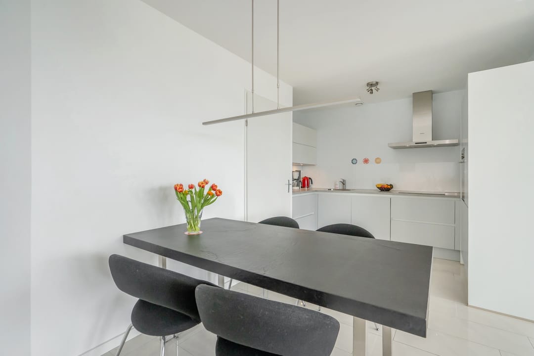 Luxurious and spacious corner apartment with panoramic views and south-facing loggia — 16