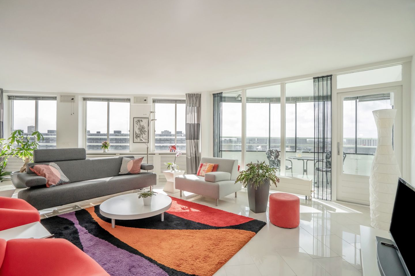 Luxurious and spacious corner apartment with panoramic views and south-facing loggia — 14