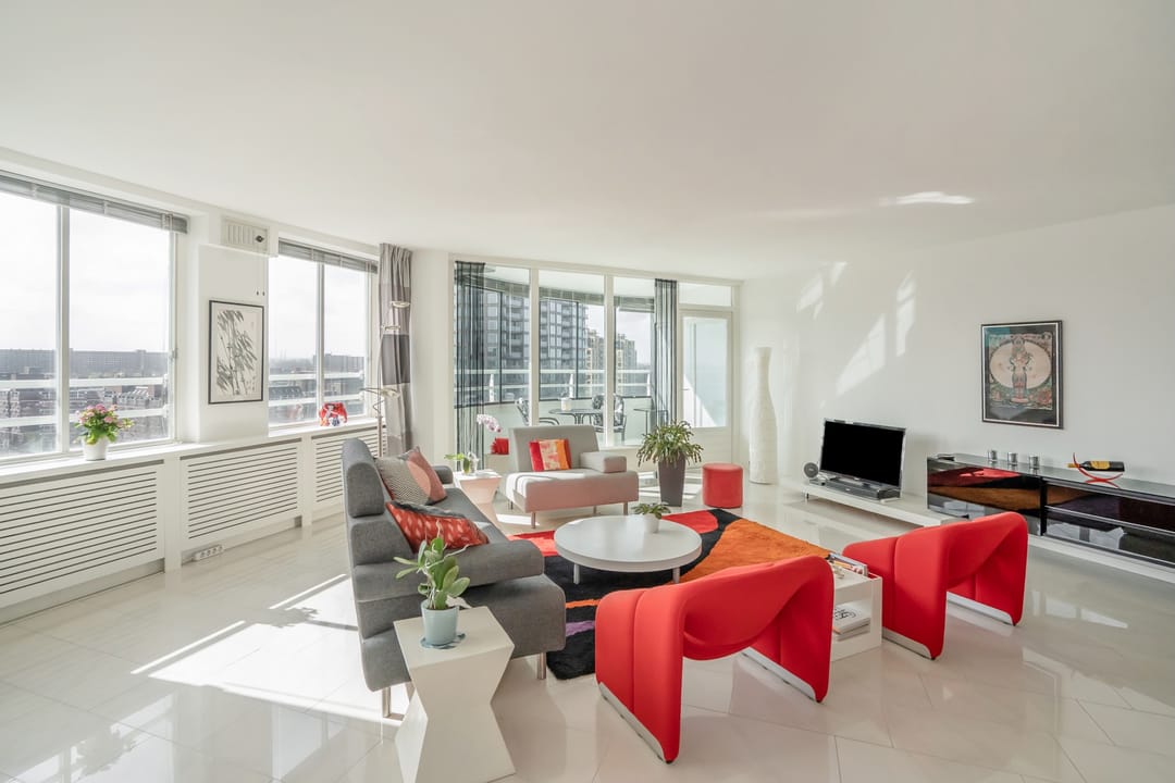 Luxurious and spacious corner apartment with panoramic views and south-facing loggia — 13