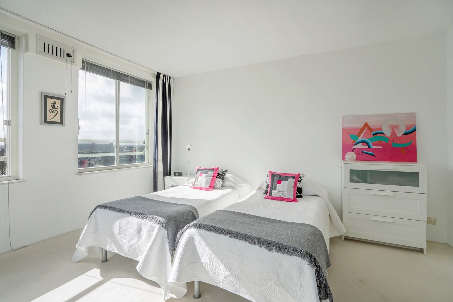 Luxurious and spacious corner apartment with panoramic views and south-facing loggia — 25