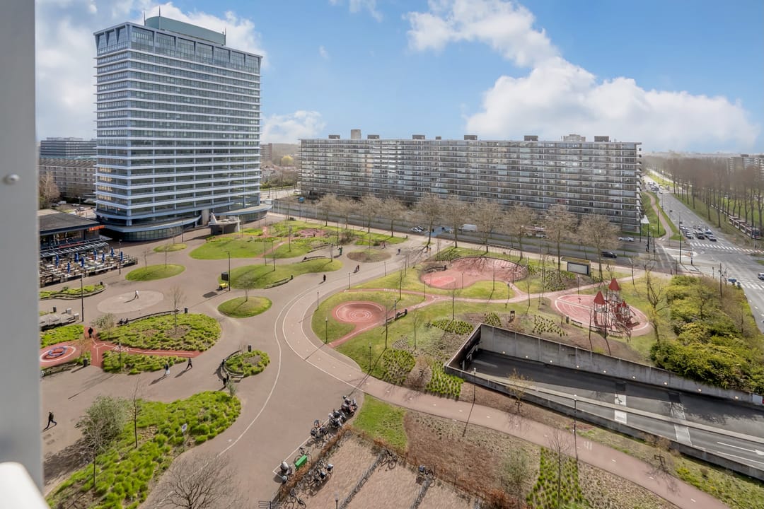 Luxurious and spacious corner apartment with panoramic views and south-facing loggia — 32