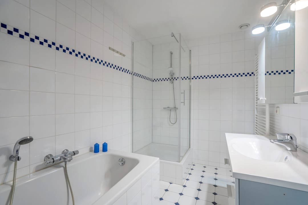 Luxurious and spacious corner apartment with panoramic views and south-facing loggia — 23