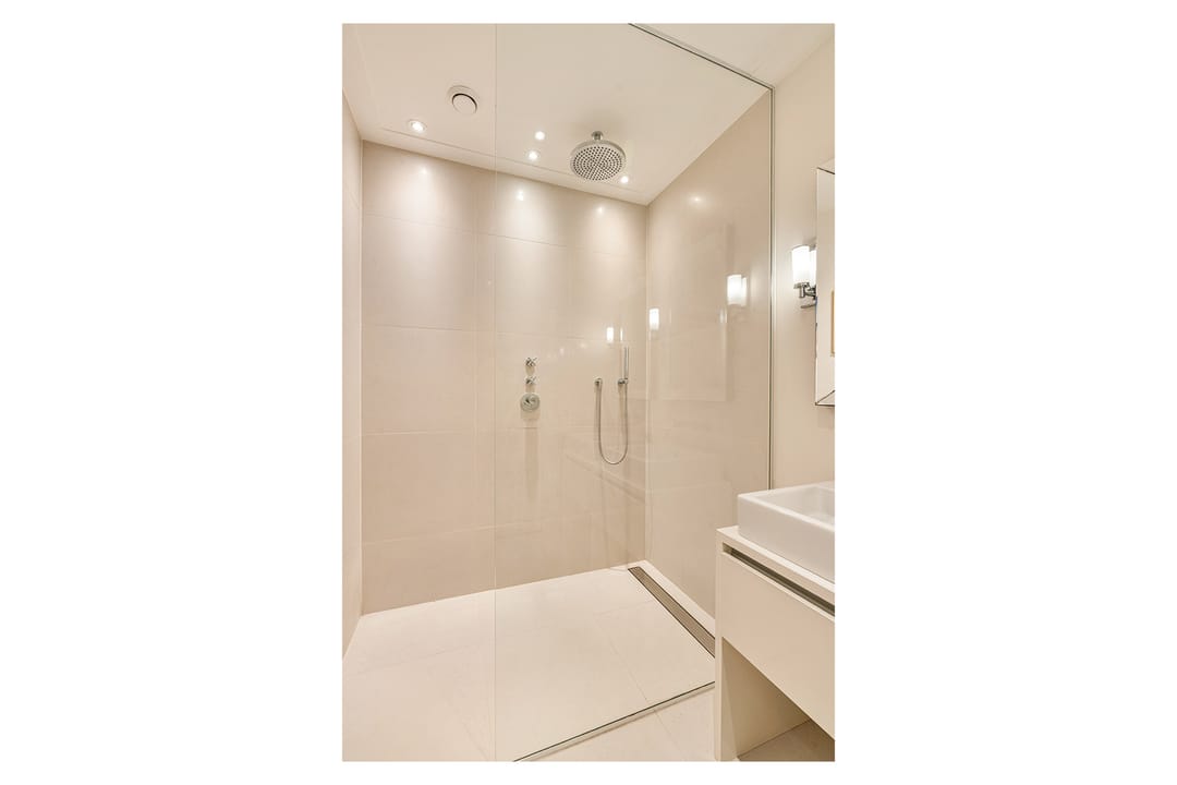 Spectacular corner apartment with panoramic views over the Zuidas skyline in Amsterdam Zuid — 38